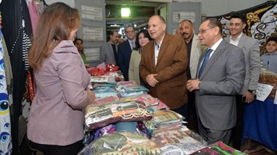 محافظ أسيوط يفتتح معرض مستلزمات رمضان وعيد الأم