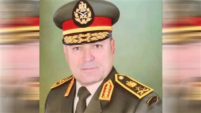 رئيس أركان القوات المسلحة يشهد بياناً عملياً لأنسب أسلوب أعمال التطهير الكيميائي