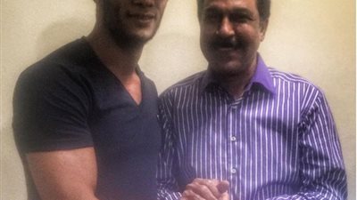 الصدفة تجمع بين محمد رمضان وعبدالله الرويشد في مطار القاهرة