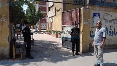 بالصور.. عناصر الأمن تساعد السيدات بإنتخابات حدائق القبة