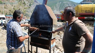 بالصور.. راعي أغنام يقدم لزبائنه اللحوم مجانا فى تركيا