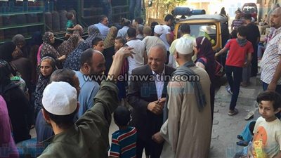 بالصور.. «بكري» يوزع مئات أنابيب البوتجاز على أهالى حلوان