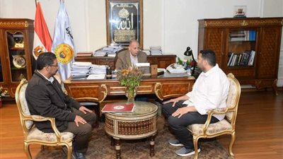 محافظ أسيوط يوجه بضرورة الانتهاء من مشروعات رصف الطرق