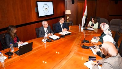 وزيرة الهجرة تتابع الطلاب المصريين بالخارج 