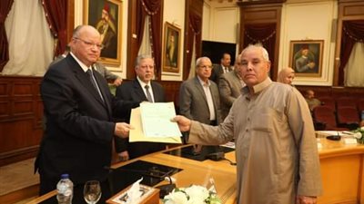 محافظ القاهرة يسلم 15 عقد موثق لبعض مصانع وورش بمنطقة شق الثعبان