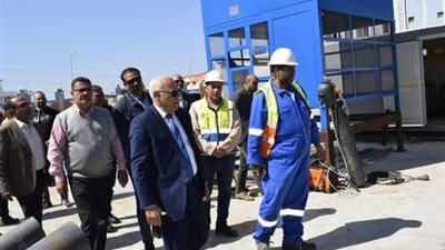 محافظ بورسعيد يتفقد الأعمال الإنشائية في مصنع إنتاج الغازات 