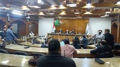 لرفضه الإجابة على أسئلتهم.. اشتباكات بين الصحفيين ونقيب المهندسين