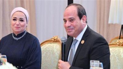 الرئيس السيسي وقرينته يستمعا إلى أغنية أنتي قدها خلال احتفالية الأم المثالية