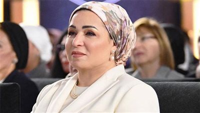 انتصار السيسي تهنئ السيدات في عيد الأم :«تحية اعتزاز وتقدير»