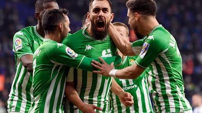ثلاثي هجومي يقود تشكيل ريال بيتيس لمواجهة مانشستر يونايتد في الدوري الأوروبي 