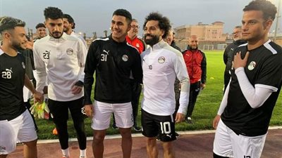 محمد صلاح يدعم الجهاز الفني ولاعبي المنتخب الأوليمبي قبل مباراة زامبيا 