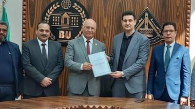 رئيس جامعة بنها يسلم عقود 6 مشروعات لتأسيس شركات ناشئة 