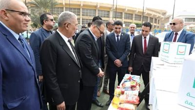 ضمن مبادرة كتف في كتف .. محافظ الشرقية يشهد استلام كراتين المواد الغذائية