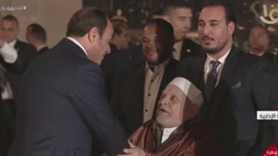 في افتتاح مركز مصر الثقافي الإسلامي.. السيسي يصافح أحمد عمر هاشم 