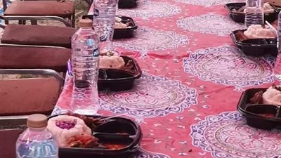 صور.. فريق متطوعي مراكز شباب مصر ينظم إفطار جماعى للصائمين بأسيوط