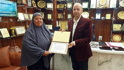 وكيل الصحة بالشرقية يكرم السيدة إنعام بالمديرية لبلوغها سن المعاش