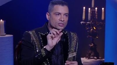 حسن شاكوش يبرر سجدة زوجته في حفل الزفاف 