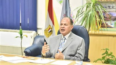 محافظ أسيوط يتلقى بيان بخطة القوافل العلاجية المجانية بقرى حياة كريمة