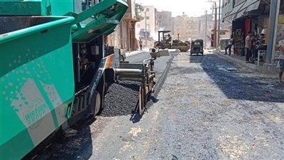 محافظ دمياط تتابع أعمال رصف الأسفلت بشوارع البندر 