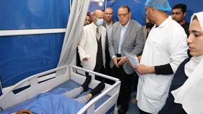 محافظ الشرقية يطمئن على الحالة الصحية لمصابي حادث تصادم في بلبيس