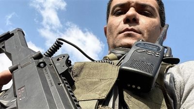 آسر ياسين يعمل مرشدا سياحيا في مسلسل الكتيبة 101