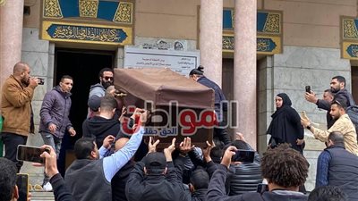الصور الأولى من تشييع جثمان والدة الفنان محمد عز