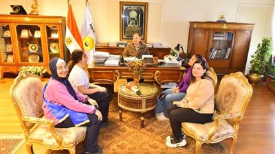 محافظ أسيوط يلتقي وفد معلمي وطالبات مدرسة راهبات نوتردام ديزابوتر 
