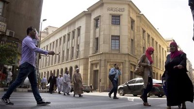 السوق السوداء في مأزق.. اقتصاديون يكشفون تبعات قرار البنك المركزي برفع الفائدة