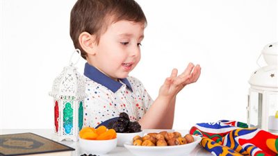 استشاري تغذية توضح السن المناسب لصيام الأطفال ونصائح للحفاظ على صحتهم 