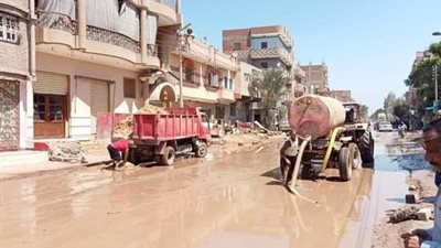 محافظ الفيوم يوجه بكسح مياه الرشح المتجمعة بطريق منشأة بغداد 