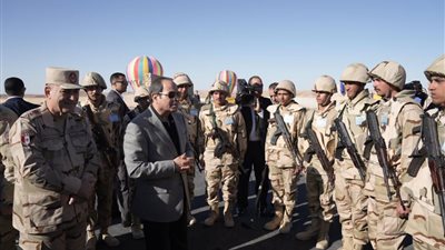 «اوعوا تضيعوا وقتكم».. الرئيس السيسي يوجه مقاتلي شرق قناة ببناء الجسم والعقل