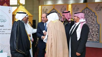في ذكرى العاشر من رمضان .. مشايخ سيناء يقدمون هدية تذكارية للرئيس السيسي