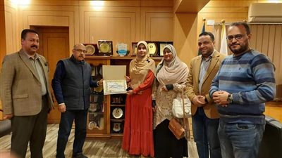 «ملاك الرحمة».. وكيل صحة أسيوط يكرم ممرضة مستشفى أبنوب المركزي
