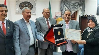 وكيل تعليم الشرقية يكرم هشام فتحي لبلوغه السن القانونية للتقاعد
