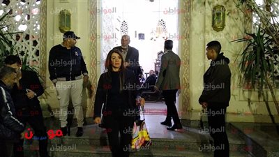 بالصور.. نجوم الفن يتوافدون على عزاء والدة محمد عز