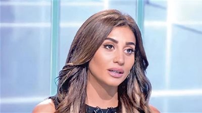 الموت يفجع دينا الشربيني في وفاة والدها 