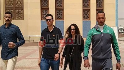 صور.. دنيا سمير غانم ورامي رضوان وكندة علوش يحضرون جنازة والد دينا الشربيني 