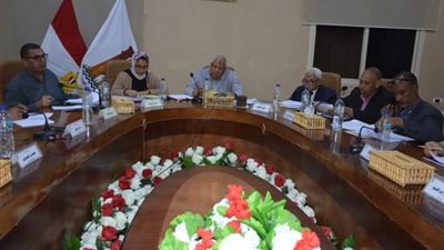 محافظ الوادي الجديد يجتمع بمجلس إدارة صندوقي الخدمة والإسكان 