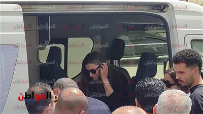 صور.. انهيار دينا الشربيني في جنازة والدها