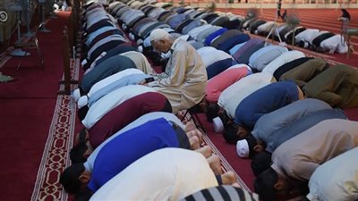 الإفتاء توضح حكم المصافحة بعد صلاة التراويح