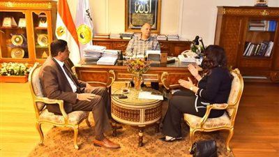 محافظ أسيوط يناقش موقف مشروعات هيئة تنمية الصعيد ومجمع الصناعات الحرفية 