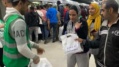 منها الشهداء.. الانتهاء من توزيع خمسين ألف وجبة لإفطار صائم ببعض محطات المترو  