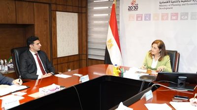 وزيرة التخطيط تلتقي رئيس شركة هانيويل لبحث سبل التعاون