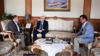 محافظ بورسعيد يستعرض المشروعات الجارية مع هيئة قناة السويس