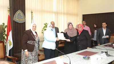 جامعة الزقازيق تكرم الأمهات المثاليات من الجهاز الإداري والخدمات المعاونة 