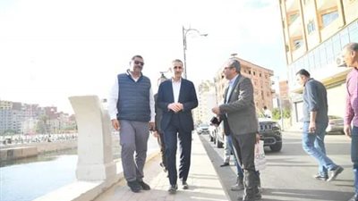 محافظ الغربية يتفقد أعمال عمال الرصف بطنطا 