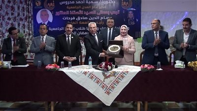 عصام فرحات يتناول الإفطار مع طلاب مدن الجامعية في المنيا بالمطعم المركزي