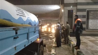 رئيس مياه الشرقية يتابع جهود فرق سحب تجمعات الأمطار 