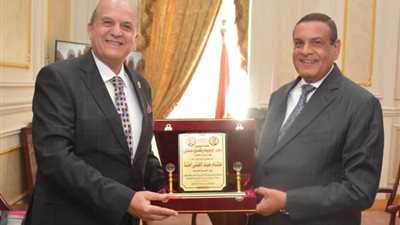 لإسهاماته في محافظة البحيرة.. نائب مجلس الشيوخ يكرم وزير التنمية المحلية 
