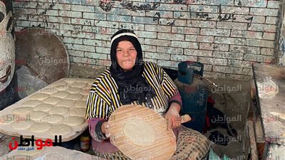 بملامح مصرية طيبة.. أم ملك تخبز ألذ الفطائر وكحك العيد